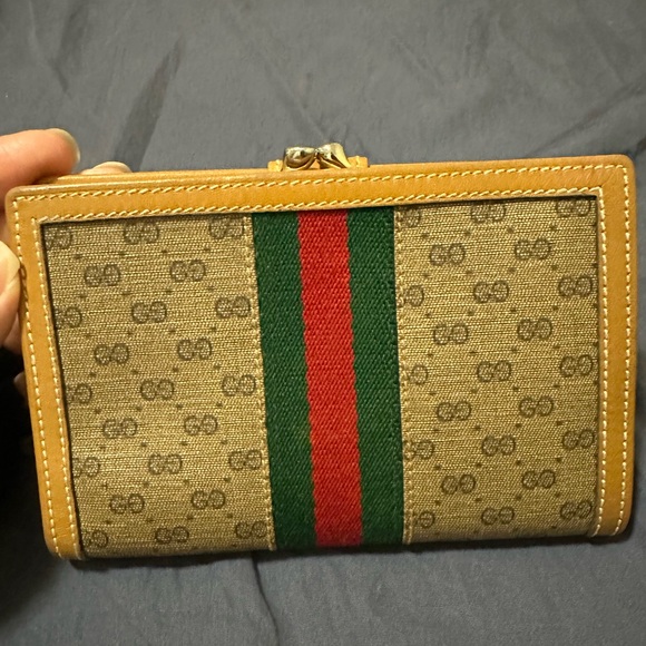 Authentic Gucci vintage compact wallet w/ kisslock - Picture 2 of 10